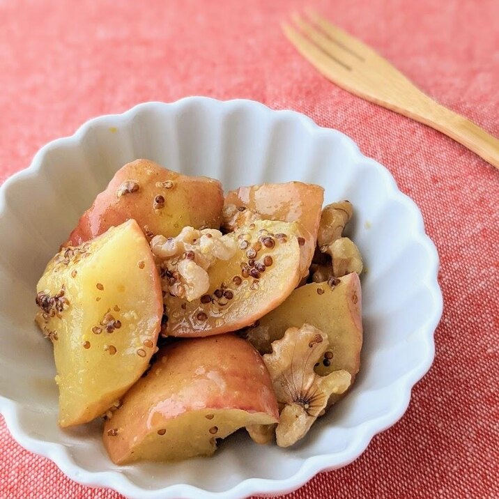 電子レンジで簡単！りんごとくるみの粒マスタード蒸し